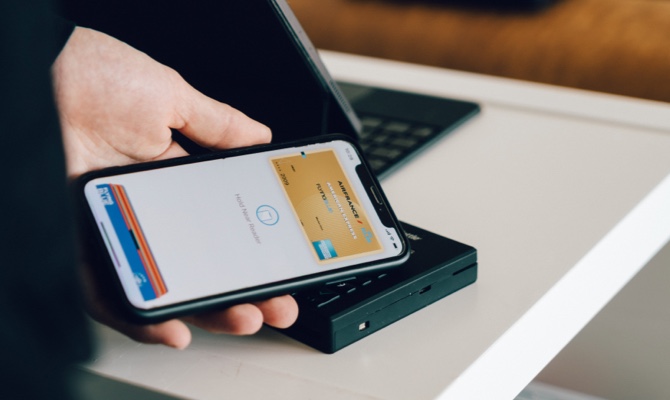 移動端采購商城解決方案-選買人員可隨時隨地通過手機在移動端內(nèi)部商城自主選購，實時下單，相關(guān)采購信息通過工作流提醒對應(yīng)人員，在手機上完成流程審批，貨物由供應(yīng)商直接發(fā)送給最終需求用戶-mb-甄云科技